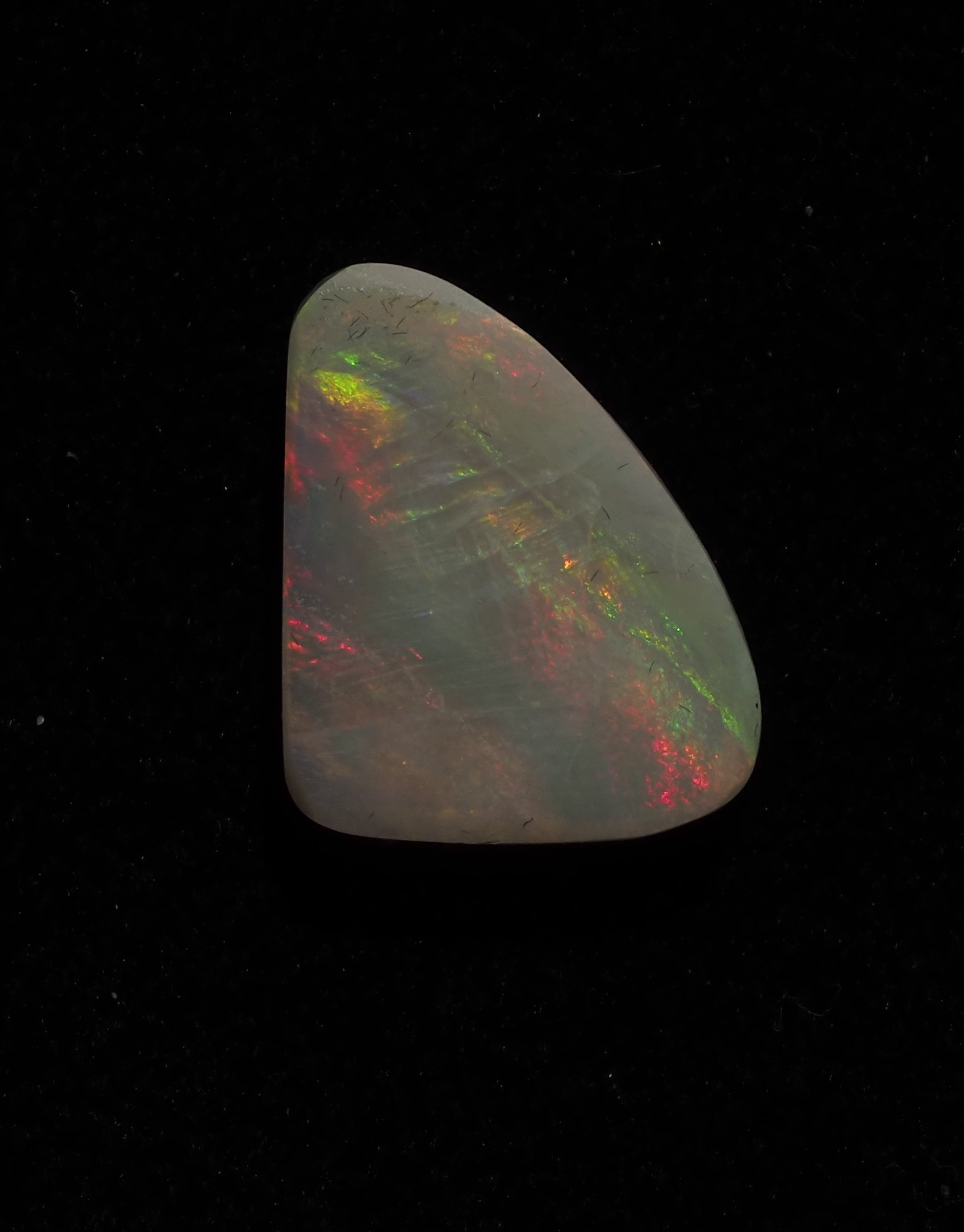 OPAL RAINBOW SHARKS FIN-LIGHNING RIDGE WHITE OPLAL -7.55ct-20x16.5(base)x4.5(top)x3.mm